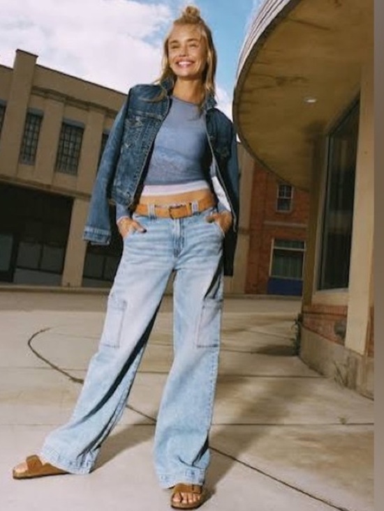 American Eagle Outfitters Denim - American Eagle Super High-Rise Baggy Wide Leg Cargo Pocket Denim Jeans Size 6